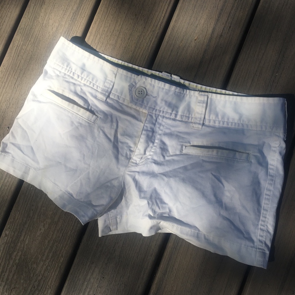 AMERICAN EAGLE WHITE CHINO SHORTS
